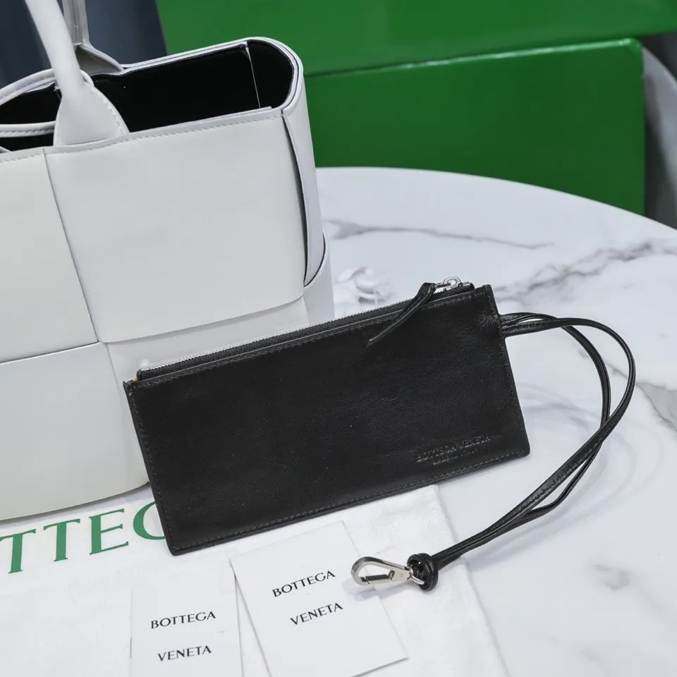 Batch 1760 medium arco, BottegaVeneta# official website latest sheepskin with inner sheepskin SLIP tote handbag, and the logo has been changed to the side panel😍The oversized woven design really makes it a huge gap from ordinary tote bags🔗🔗Different color combinations inside and outside ⛓Daniel Lee leads the brand's DNA to continue to evolve with fresh inspiration🧬🧬showing a balanced style of luxury and reality👉: 30*20*12 Model: 9893#